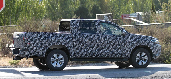 В сети появились первые фотографии обновленного пикапа Toyota Hilux